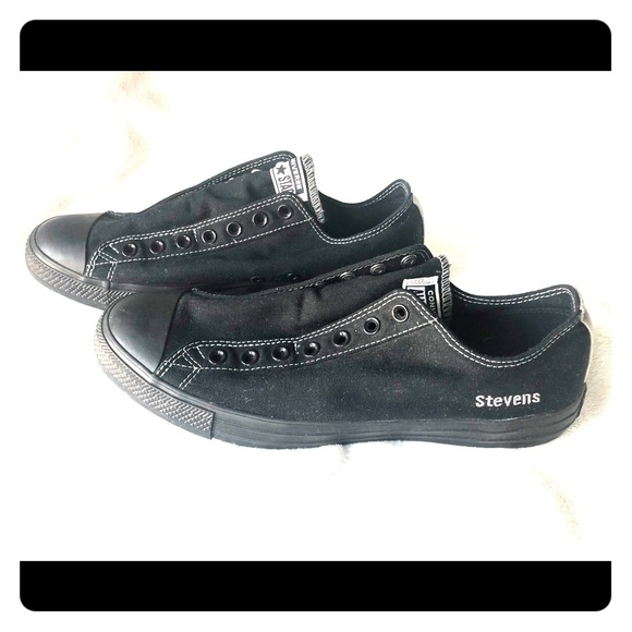 black laceless converse